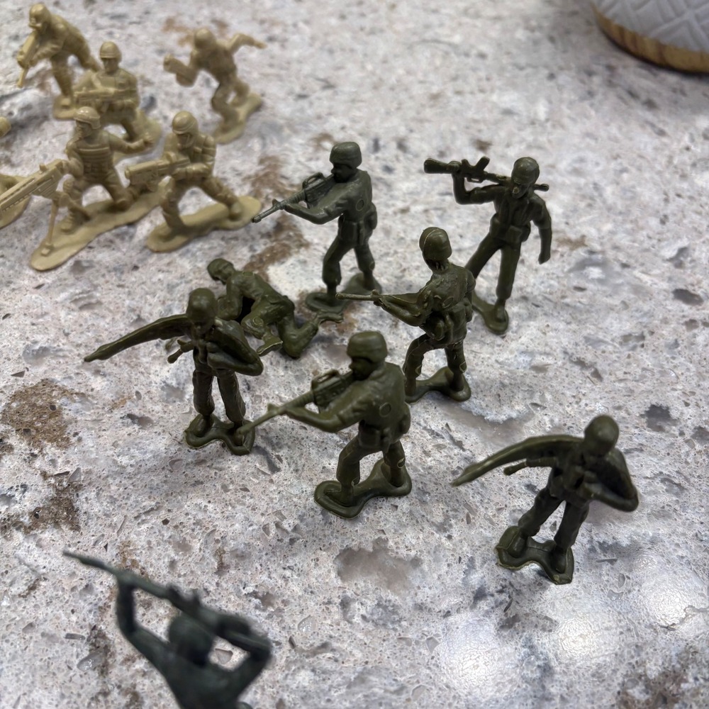 Lot of 56 Toy Soldiers Action Figures Army Men Red Tan Green Tan Figures - Picture 6 of 14
